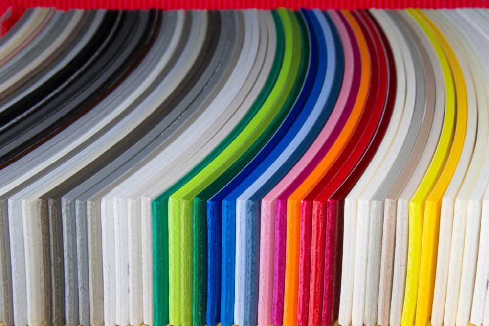 échantillons de panneaux plastiques de diverses couleurs